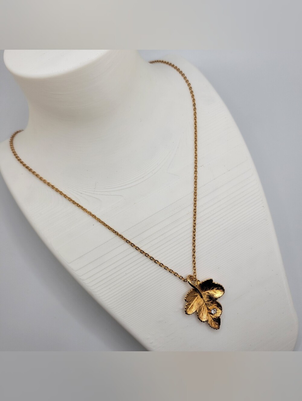 Avon Gold-Tone Leaf Pendant Necklace 16"